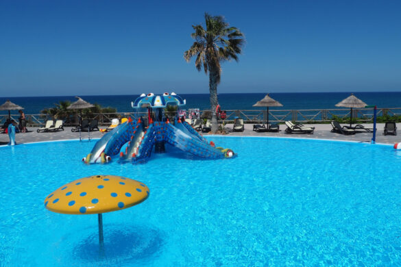 Plastik im Pool – und: nur nicht aufs Meer schauen! Man beachte die Liegen.
